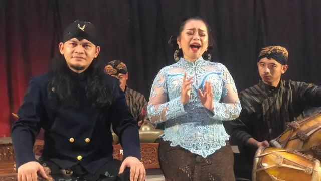 Mbah Mijan mengajak duet Sindy Purbawati