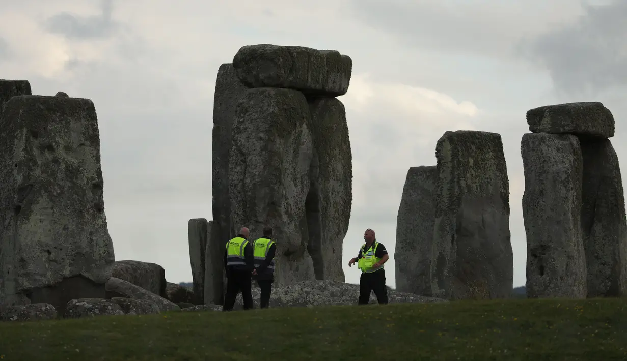 Para petugas keamanan berpatroli di situs warisan dunia Stonehenge di Wiltshire, Inggris (20/6/2020). Sebuah lingkaran yang terdiri dari lubang-lubang prasejarah yang dalam ditemukan di dekat situs warisan dunia tersebut. (Xinhua/Tim Ireland)