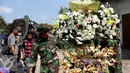 Anggota TNI membawa Karangan bunga di lokasi jatuhnya pesawat hercules C 130 di jalan jamin ginting, Medan, Kamis (2/7/2015). Karangan bunga sebagai simbol duka cita atas peristiwa yang merenggut ratusan nyawa. (Liputan6.com/Johan Tallo)