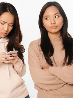 Ilustrasi teman, konflik, bertengkar, iri. (Image by drobotdean on Freepik)