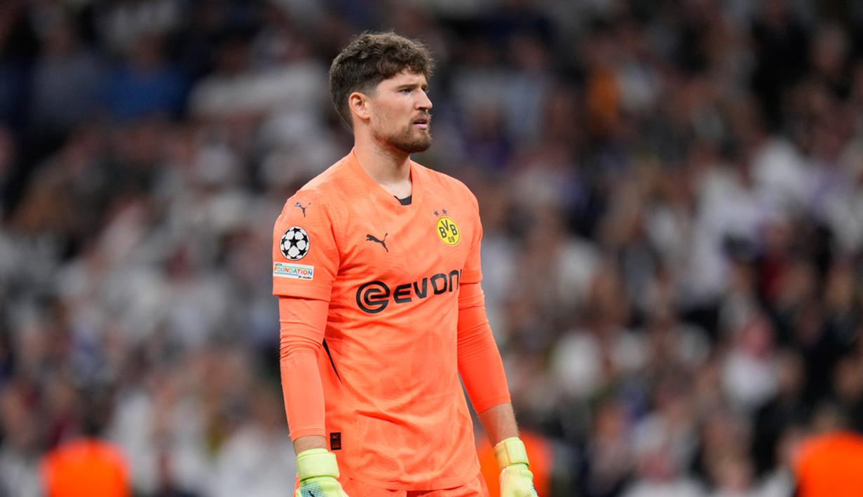 Kiper Borussia Dortmund, Gregor Kobel, sempat termenung setelah gawangnya dibobol Vinicius Junior. (AP Photo/Manu Fernandez)