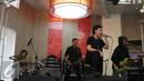 Penampilan musisi Grassrock  seusai  peluncuran album di Kawasan Kemang, Jakarta, Jumat (29/04/2016). Boomerang, Grassrock dan D'bandhits launching album kompilasi mereka yang diberi nama 3 ROCK. (Liputan6.com/Herman Zakharia)