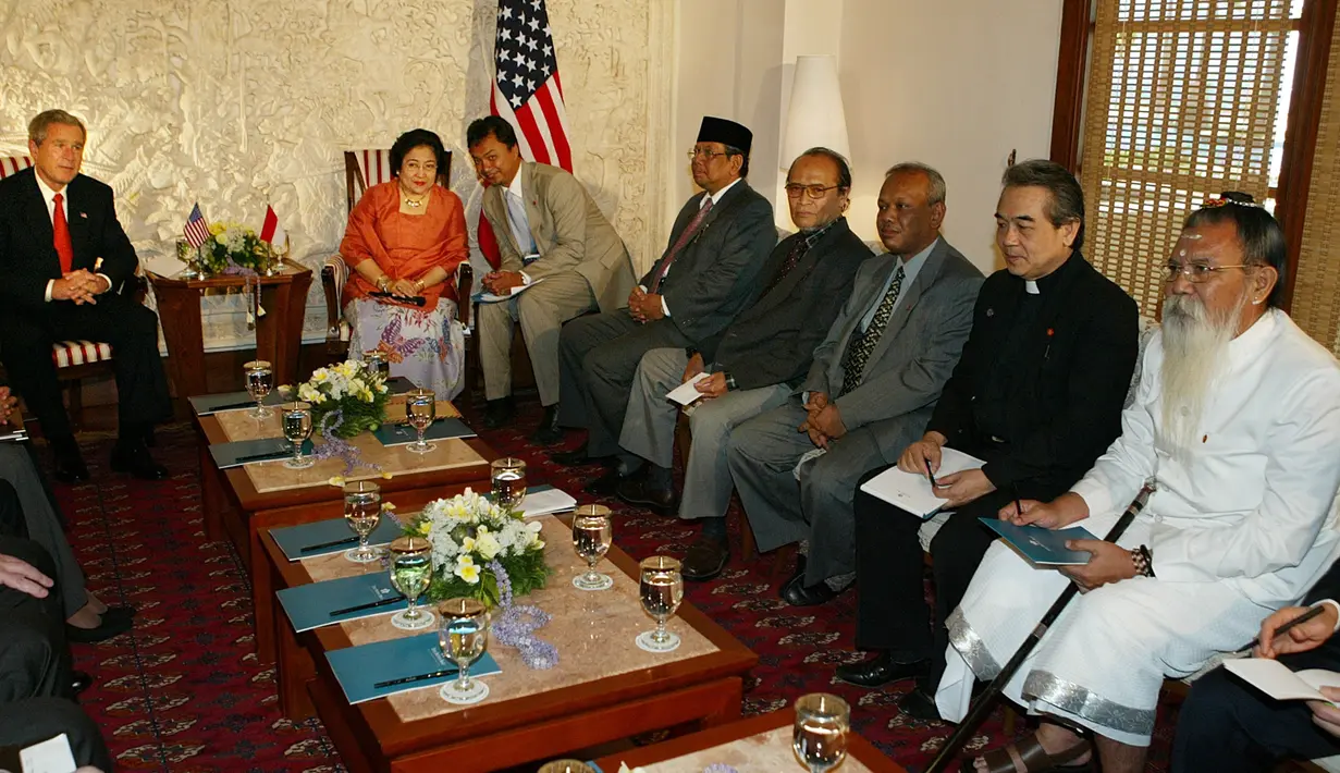 KH Hasyim Muzadi (kelima kanan) mendampingi Presiden Megawati Soekarnoputri bertemu Presiden AS George W. Bush dan pemimpin agama-agama lain di Patra Bali Airport Resort and Villas di Bali, Indonesia, Rabu, 22 Oktober 2003. (AP Photo / Charles Dharapak)