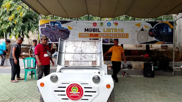 Siswa SMA Swasta Plus PGRI Mnelalete, Kabupaten Timor Tengah Selatan, Nusa Tenggara Timur (NTT), mencatat sejarah sebagai sekolah menengah pertama yang berhasil merakit mobil listrik.
