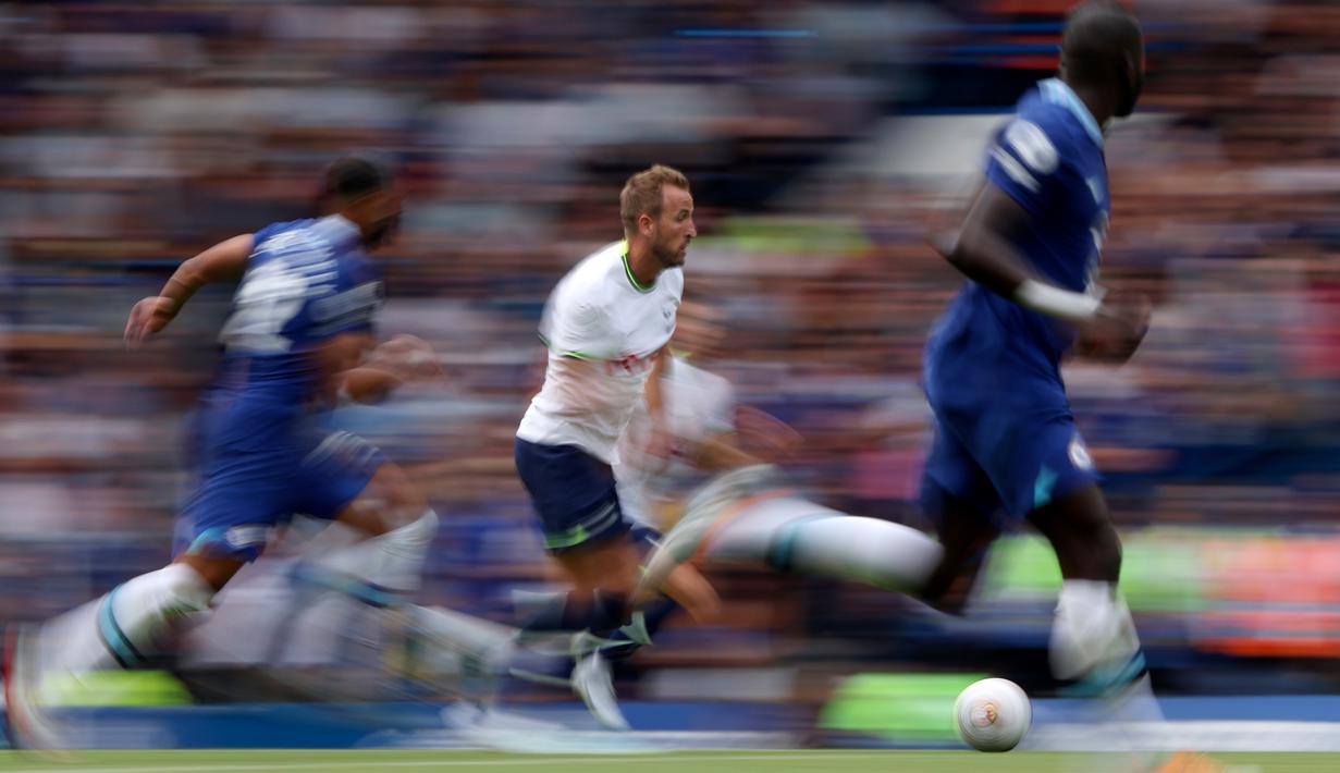 Dalam gambar yang diambil dengan kecepatan rana lambat ini memperlihatkan pemain Tottenham Hotspur Harry Kane (tengah) mengontrol bola saat melawan Chelsea pada pertandingan sepak bola Liga Inggris di Stadion Stamford Bridge, London, Inggris, 14 Agustus 2022. Pertandingan berakhir imbang 2-2. (AP Photo/Ian Walton)