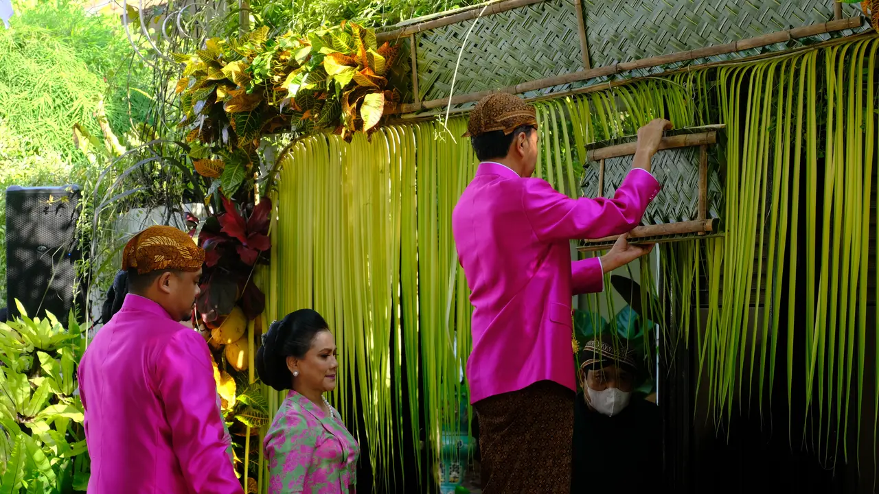 [Fimela] Siraman Kaesang, Jokowi pasang bleketepe