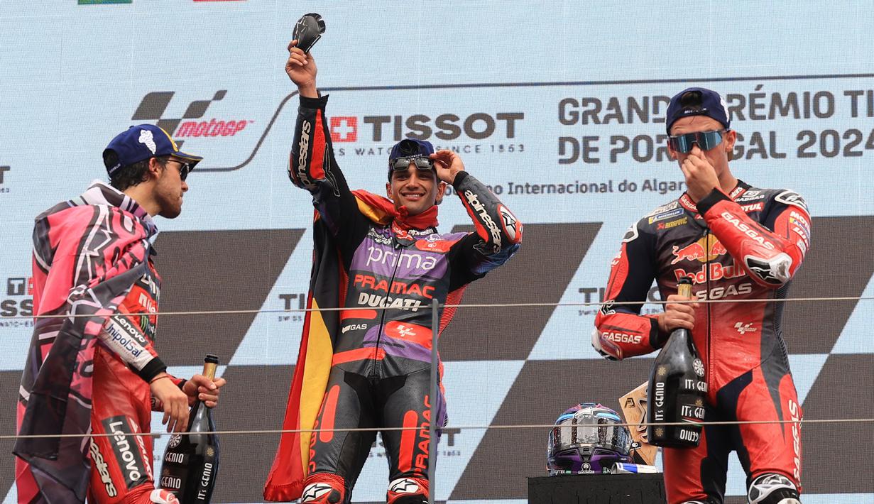 Selebrasi pembalap Ducati asal Spanyol, Jorge Martin (tengah) di atas podium setelah menjuarai balapan utama MotoGP Portugal 2024 bersama peringkat kedua, Enea Bastianini (kiri/Ducati) dan peringkat ketiga, Pedro Acosta (KTM) di Sirkuit Internasional Algarve, Portimao, Portugal, Minggu (24/3/2024) malam WIB. (AFP/Patricia De Melo Moreira)