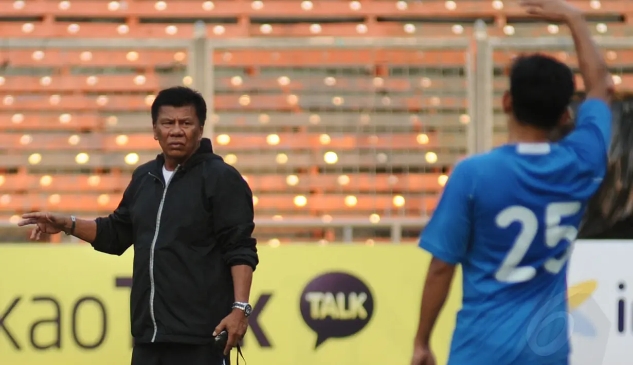 Pelatih Indonesia All Star, Benny Dollo memimpin langsung timnya berlatih di stadion GBK Jakarta, (1/6/2014). (Liputan6.com/Helmi Fithriansyah)