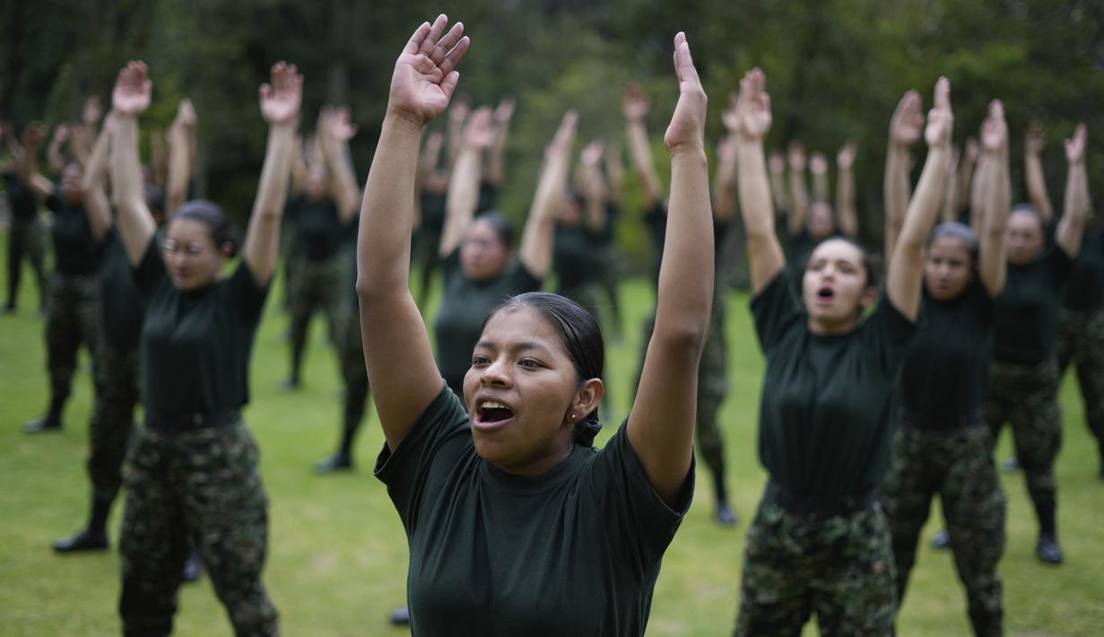 Rekrutan sukarela perempuan menghadiri program pelatihan tiga bulan di pangkalan militer di Bogota, Kolombia, Senin, 6 Maret 2023. Setelah larangan 25 tahun, tentara Kolombia sekali lagi mengizinkan wanita untuk bergabung dengan barisannya melalui dinas militer sukarela, yang merupakan persyaratan bagi pria. (AP Photo/Fernando Vergara)