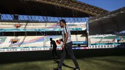 Pelatih kiper Timnas Indonesia, Kurnia Sandy, bersiap memimpin latihan di Stadion Wibawa Mukti, Jawa Barat, Senin (10/9/2018). Latihan ini persiapan jelang laga uji coba melawan Mauritius. (Bola.com/Vitalis Trisna)