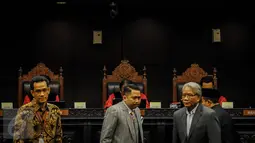 Tiga saksi ahli usai diambil sumpahnya sebelum sidang lanjutan uji materi UU Pilkada di Mahkamah Konstitusi, Jakarta,  Senin (26/9). Sidang mendengarkan keterangan ahli yang dihadirkan pemohon, Basuki Tjahaja Purnama (Ahok). (Liputan6.com/Faizal Fanani)