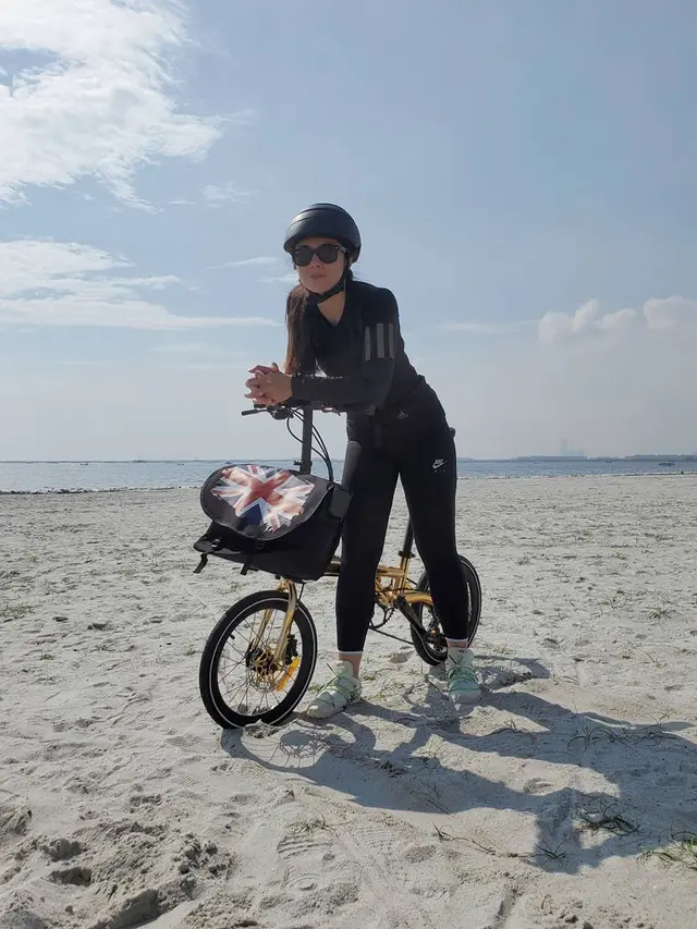 6 Gaya Wulan Guritno Saat Olahraga Bersepeda, Sporty dan Stylish