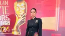 Marcella Zalianty hadir mengenakan kebaya janggan modifikasi warna dengan aksen bros keemasan dipadukan bawahan kain batik colorfull. Busana dari Wilsen Willim dipadukan heels berstrap hitam dan handbag hitamnya. [@marcella.zalianty]
