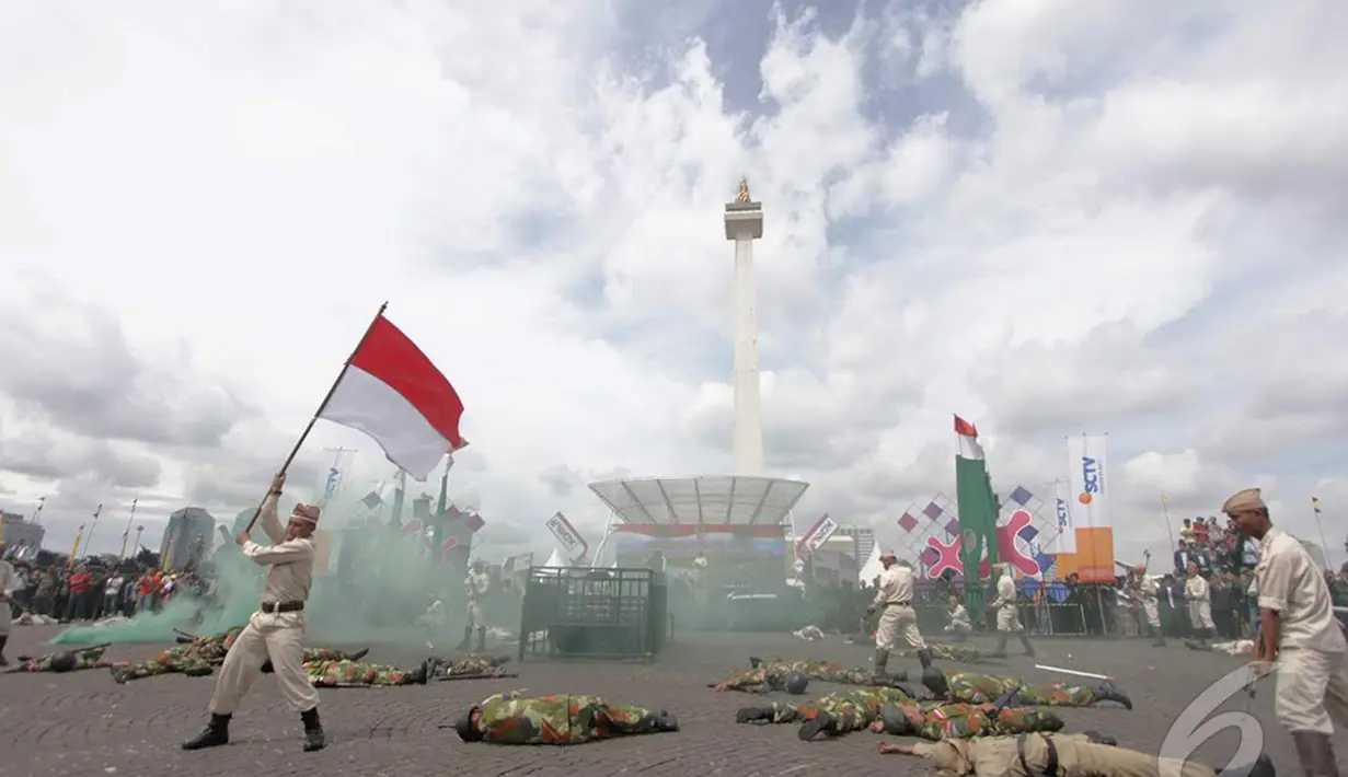 Aksi teatrikal melumpuhkan tentara Belanda dalam pameran alutsista TNI AD di kawasan Monas, Jakarta, Jumat (12/12/2014)  (Liputan6.com/Faizal Fanani)