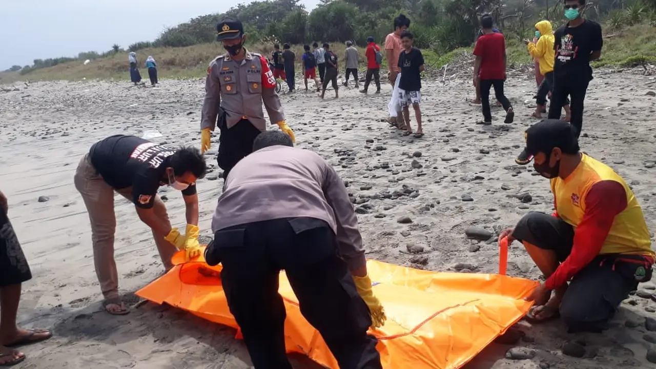 Para petugas gabungan BPBD, Basarnas, Poloairud Polres Garut, Jawa Barat tengah membawa salah satu jenazah pengunjung yang tenggelam di pantai selatan Garut.