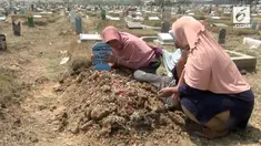 Aquilla Aqustina Pratiwi Bocah 2,5 tahun korban tewas akibat penganiayaan ayah tirinya telah dimakamkan.