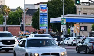 Sementara, harga minyak mentah West Texas Intermediate (WTI) Amerika Serikat untuk pengiriman Juni naik sekitar 2 persen menjadi USD 96,37 per barel. Tampak dalam foto, harga bensin yang melebihi 8 delapan dolar AS per galon terlihat tertera di sebuah SPBU Chevron di Los Angeles, California, pada 28 April 2026. (Frederic J. BROWN/AFP)