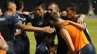 Pemain Arema Cronus berpelukan usai memastikan kemenangan atas Persib di laga final Piala Bhayangkara di Stadion GBK Jakarta, Minggu (3/4/2016). Laga dimenangkan Arema Cronus dengan skor 2-0. (Liputan6.com/Helmi Fithriansyah)