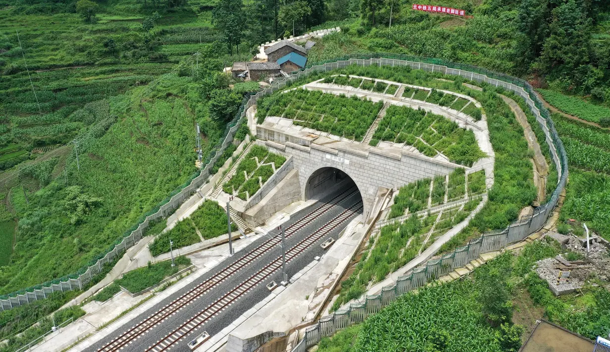 Foto dari udara menunjukkan terowongan kereta yang ada di jalur kereta antarkota Anshun-Liupanshui di Provinsi Guizhou, China, Senin (6/7/2020). Jalur yang dapat dilalui kereta dengan kecepatan 250 kilometer per jam ini sedang dipersiapkan untuk dibuka. (Xinhua/Liu Xu)