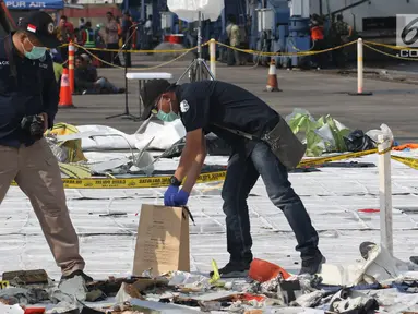 Tim Pusat Laboratorium Forensik (Puslabfor) Polri mengambil serpihan pesawat Lion Air JT 610 JICT II, Tanjung Priok, Jakarta Utara, Jumat (2/11). Barang tersebut akan dijadikan sampel untuk diteliti. (Liputan6.com/Angga Yuniar)