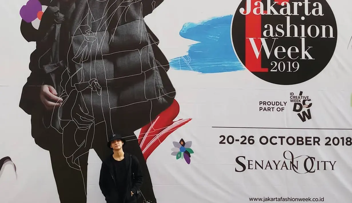 Adam Rosyadi berpose di depan billboard-nya untuk kampanye Jakarta Fashion Week 2019 (Foto: Foto: Instagram @adamrxsydi)