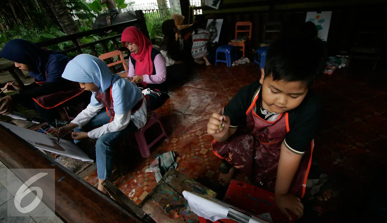 Sejumlah anak belajar melukis di Taman Pintar Yogyakarta, Selasa (12/7). Meski liburan lebaran telah berahir, liburan sekolah masih menyisakan satu pekan. (Liputan6.com/Boy Harjanto)