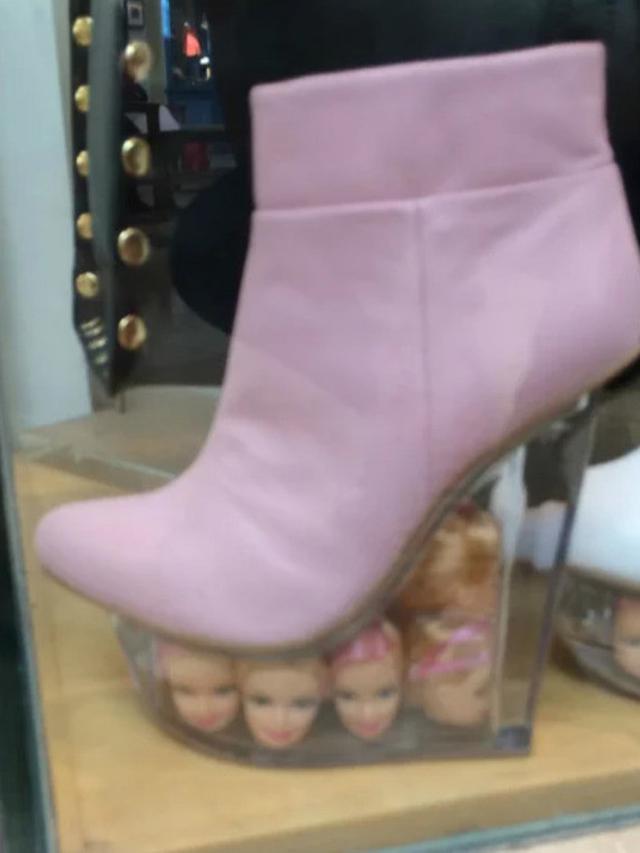 8 Potret Desain Sepatu Ini Nyeleneh Banget, Tertarik Pakai?