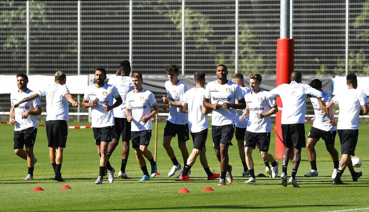 Pemain Bayer Leverkusen melakukan latihan jelang laga Liga Europa di Leverkusen, Jerman, Selasa (4/8/2020). Bayer Leverkusen akan berhadapan dengan Glasgow Rangers. (AP Photo/Martin Meissner)