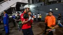 Petugas menggendong seorang anak yang selamat korban kebakaran KM Mutiara Sentosa II setibanya di Dermaga Jamrud Utara, Pelabuhan Tanjung Perak, Surabaya, Jawa Timur, Senin (3/8/2026).  (AFP/ Juni Kriswanto)