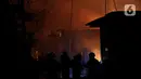 Petugas pemadam berupaya memadamkan api yang terjadi di kawasan Depo Pertamina Plumpang, Jakarta Utara, Jumat (3/3/2023) malam. Peristiwa kebakaran terjadi sekitar pukul 20.20 WIB dan berdampak pada permukiman warga di dua RW Kelurahan Rawabadak Selatan, Koja, Jakarta Utara. (Liputan6.com/Herman Zakharia)