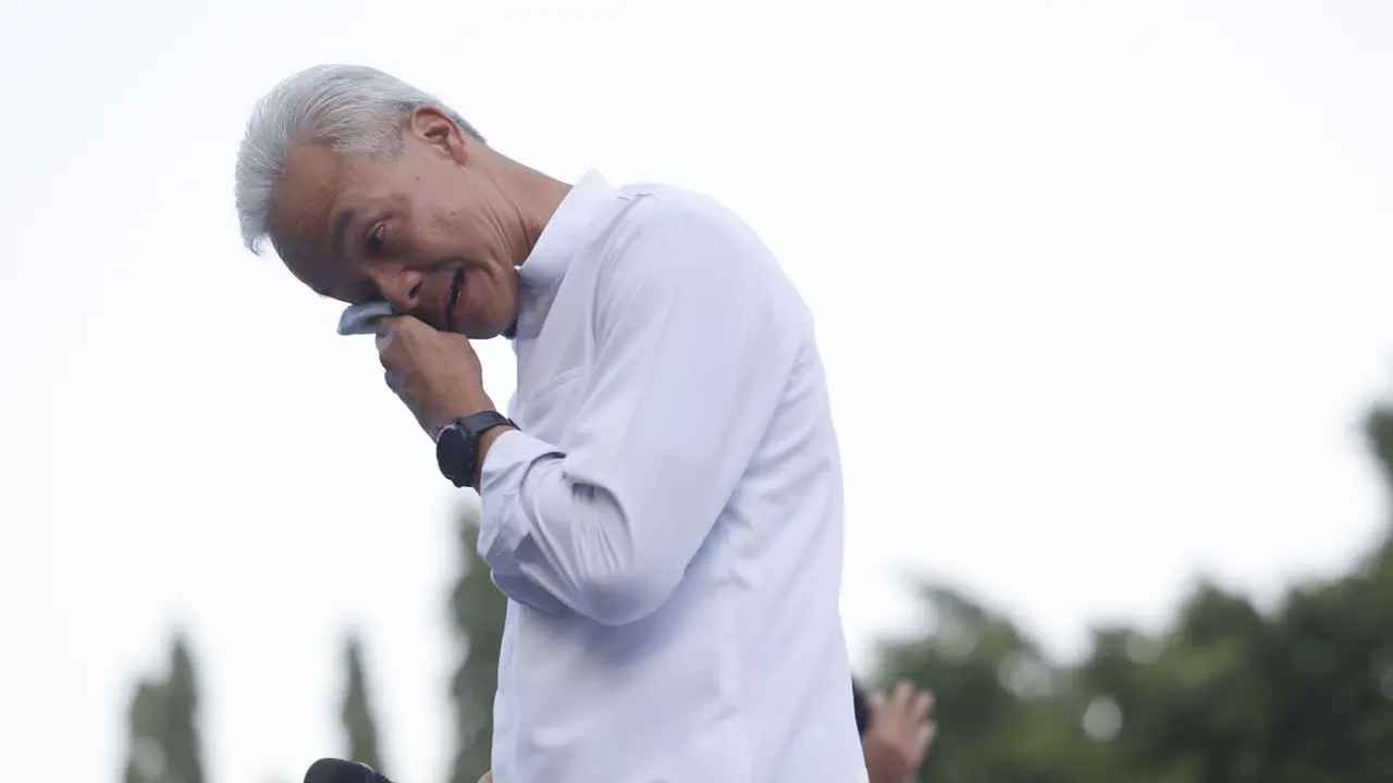 Ganjar Pranowo menyeka air matanya saat memberikan sambutan di perhelatan Pesta Rakyat Terima Kasih Jawa Tengah di Kota Semarang. (Istimewa)