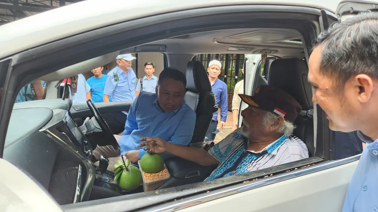 Calon Wali Kota Depok nomor urut dua, Supian Suri saat menemui Wan Sehan yang menyambangi kediamannya di Cilodong, Depok, Rabu (27/11/2024).