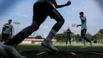 Pelatih Timnas Indonesia U-17, Nova Arianto saat memimpin seleksi yang berlangsung di Lapangan B, Kompleks Stadion Utama Gelora Bung Karno (SUGBK), Senayan, Jakarta, Kamis (08/08/2024). (Bola.com/Bagaskara Lazuardi)