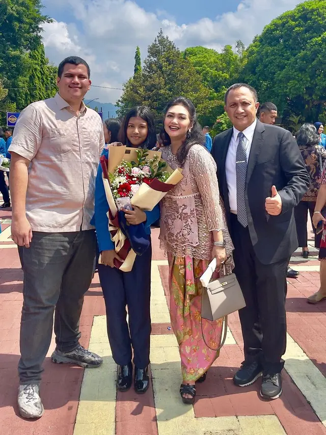 6 Potret Bella Saphira Hadir di Wisuda Putri Sambungnya, Makin Kompak