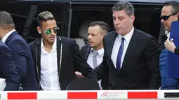 Penyerang Brasil, Neymar (kiri) tiba di pengadilan nasional Spanyol di Madrid (2/2). Neymar dipanggil untuk memberikan bukti atas transfer dirinya dari Santos ke Barcelona pada tahun 2013. (AFP/curto DE LA TORRE)