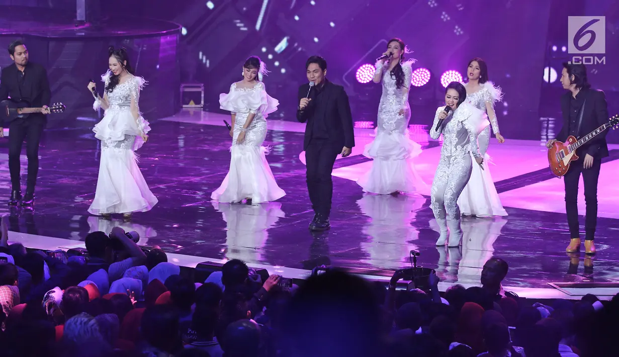 Grup Band Armada dan Bintang Pantura hibur penonton pada perayaan HUT Indosiar ke-23 di Jakarta Convention Center (JCC), Kamis (11/1). Mereka berkolaborasi membawakan lagu membawakan lagu Pergi Pagi Pulang Pagi. (Liputan6.com/Helmi Fithriansyah)