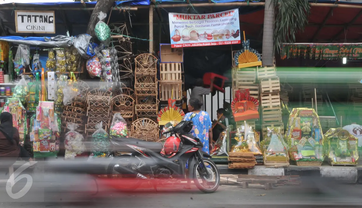 Pedagang parcel Lebaran menjajakan dagangannya di kawasan Cikini, Jakarta, Selasa (7/7/2015). Menjelang Lebaran,  penjualan parcel yang biasanya meningkat justru mengalami penurunan. (Liputan6.com/Herman Zakharia) 