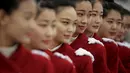 Sejumlah wanita berpose saat Kongres Rakyat Nasional China di Beijing, Sabtu (5/3/2016). Para wanita cantik ini hadir untuk menyambut para tamu delegasi NPC. (Reuters/Damir Sagolj)