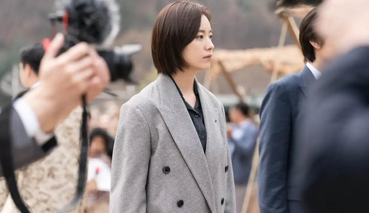 Dia juga akan memperlihatkan berbagai macam emosi Yoon Ja Yoo, termasuk kecurigaan terhadap orang-orang di sekitarnya di tengah ancaman yang dia hadapi.