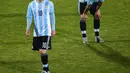 Ekspresi kesedihan Lionel Messi (kiri) setelah kalah adu penalti melawan Cile. (AFP PHOTO/MARTIN BERNETTI)