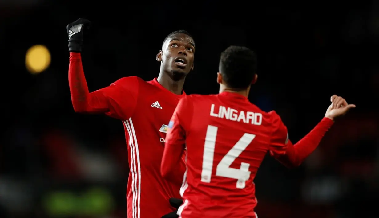 Pemain MU, Paul Pogba, merayakan gol yang dicetak Jesse Lingard ke gawang Feyenoord pada matchday kelima Grup A Liga Europa 2016-2017, di Stadion Old Trafford, Jumat (25/11/2016) dini hari WIB. (Action Images via Reuters/Carl Recine)