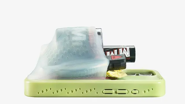 Viral! Casing HP Rp1,3 Jutaan dengan Pouch Elastis yang Bisa Muat Lip Gloss sampai AirPods