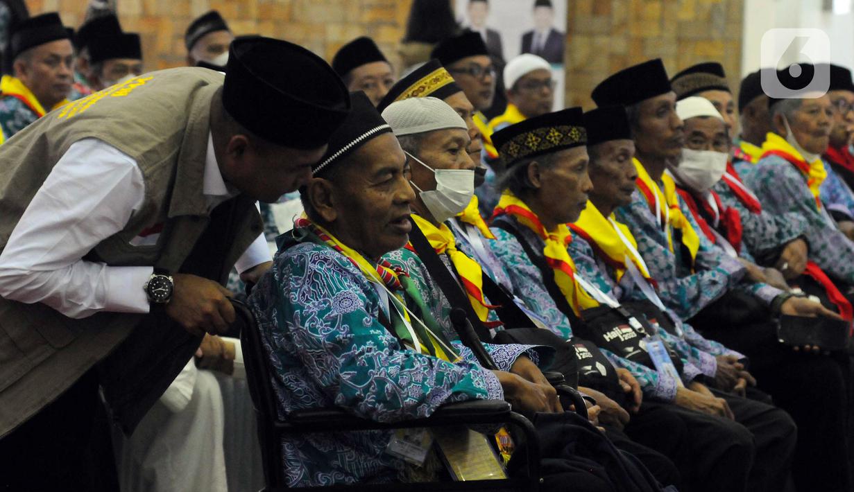 Sementara itu, jemaah calon haji tahun ini berjumlah 221 ribu, sebanyak 64 ribu jemaah merupakan lansia. Maka dari itu, tagline haji tahun ini adalah 'Haji Berkeadilan dan Ramah Lansia'. (merdeka.com/Imam Buhori)