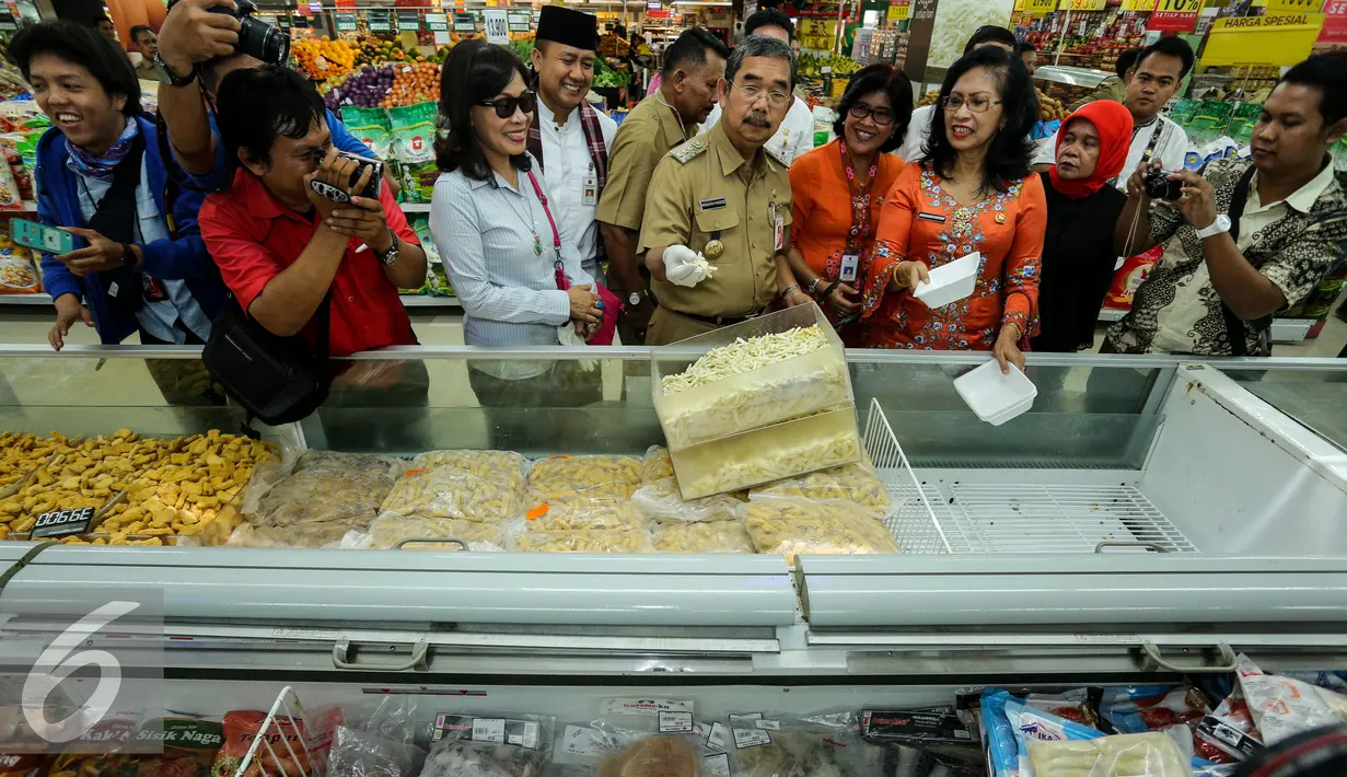 Petugas mengambil beberapa sampel makanan untuk diuji saat sidak di salah satu pusat perbelanjaan di Jakarta, Selasa (16/6/2015). Sidak memastikan bahan pangan yang dijual aman dan layak dikonsumsi jelang ramadan. (Liputan6.com/Faizal Fanani)