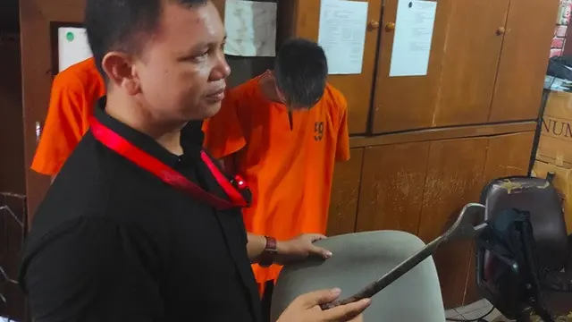 Polisi memperlihatkan alat yang digunakan komplotan pencuri baut Jembatan Siak IV saat beraksi.