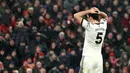 Pemain Manchester United, Harry Maguire memegang kepalanya setelah gagal mencetak gol ke gawang Liverpool pada laga lanjutan Liga Inggris 2024/2025 di Stadion Anfiled, Liverpool, Inggris, Minggu (05/01/2024). (AFP/Darren Staples)