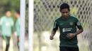 Pemain Timnas Indonesia U-22, Evan Dimas, berlatih terpisah karena cedera di Lapangan F Senayan, Jakarta, Jumat (15/11). Latihan ini persiapan jelang Sea Games 2019 Filipina. (Bola.com/Vitalis Yogi Trisna)