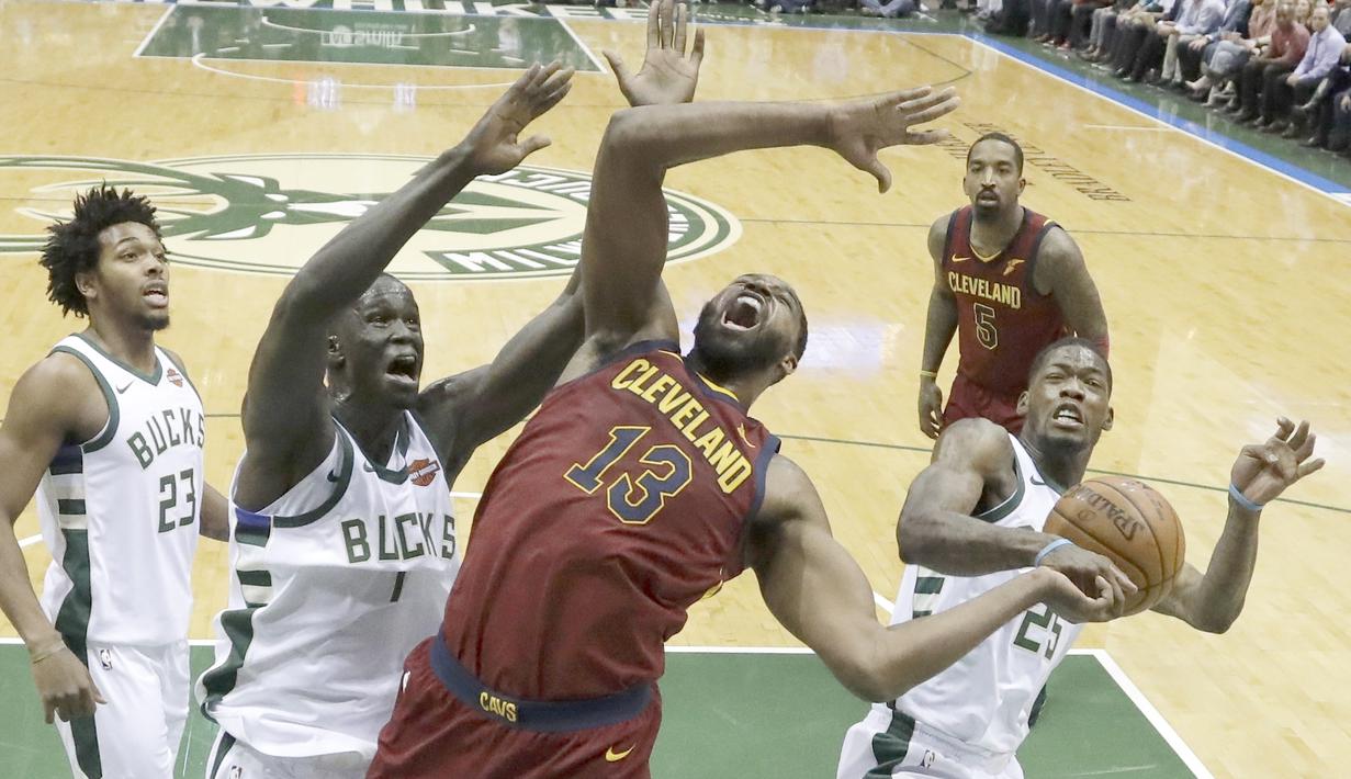Pemain Milwaukee Bucks, Thon Maker melakukan pelanggaran terhadap pemain Cleveland Cavaliers, Tristan Thompson pada laga NBA basketball game di BMO Harris Bradley Center, Milwaukee, (19/12/2017). Bucks menang 119-116. (AP/Morry Gash)