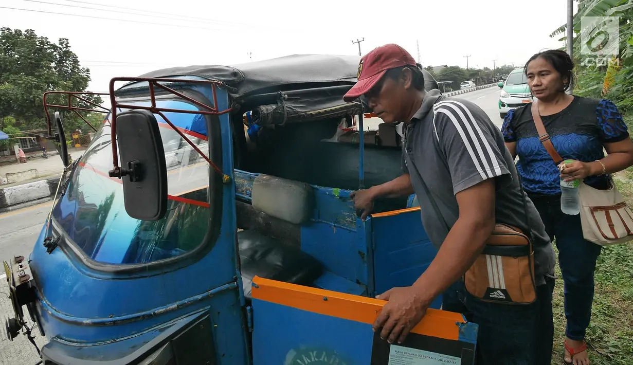Pemudik bersama keluarganya bersiap melakukan perjalanan mudik di Jalur Pantura kawasan Patrol, Jawa Barat, Senin (3/6/2019). Keluarga ini memanfaatkan bajajnya sebagai angkutan mudik dari Jakarta menuju kampung halamannya di Cirebon, Jawa Tengah. (Liputan6.com/Herman Zakharia)