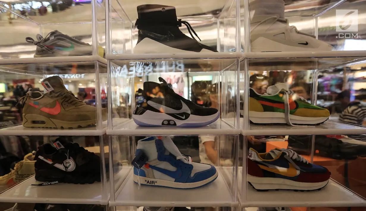 Deretan sepatu Sneaker pada Pesta Sneaker yang digelar di atrium Lippo Mall Kemang, Jakarta, Kamis (19/4). Kegiatan yang digelar untuk kelima kalinya juga menfokuskan pada crafting atau keahlian memodifikasi sneaker. (Liputan6.com/Fery Pradolo)